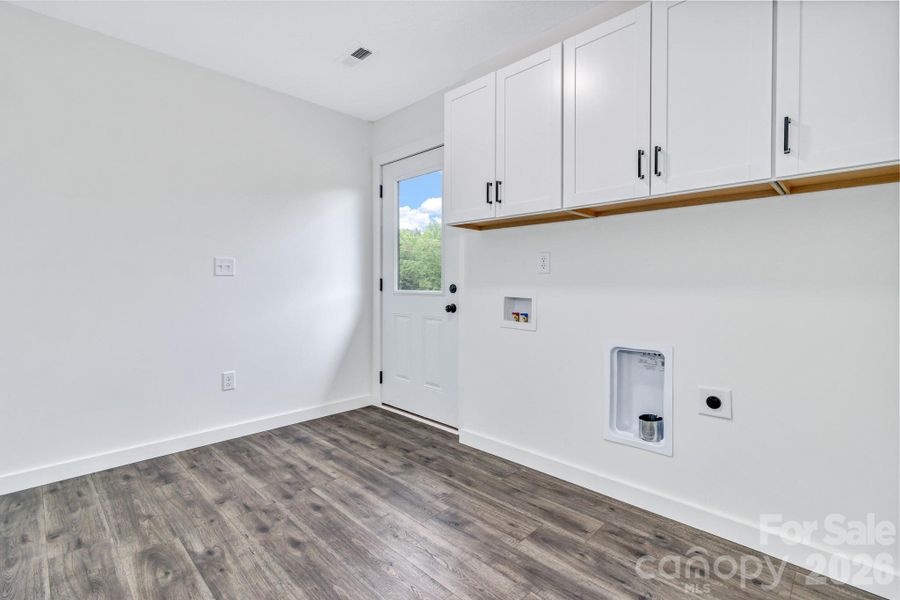Spacious, unfurnished interior of a new home in , Marion (Image 12).