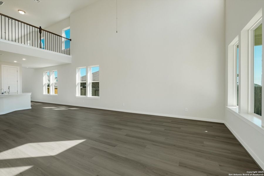 Spacious, unfurnished interior of a new home in Foxbrook, Schertz (Image 17).