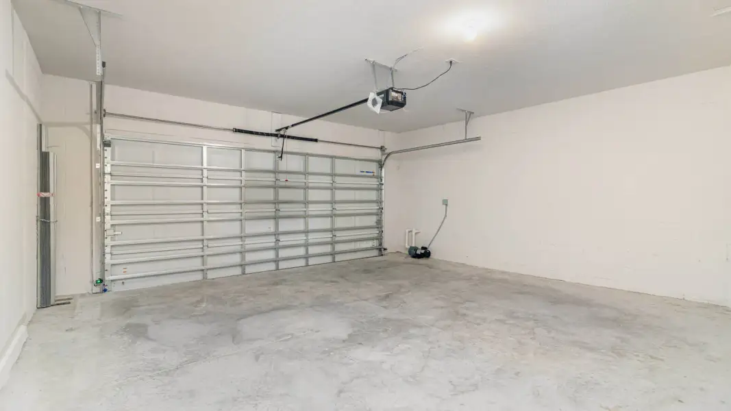 Spacious, unfurnished interior of a new home in Cypress Bay West, Palm Bay (Image 23).
