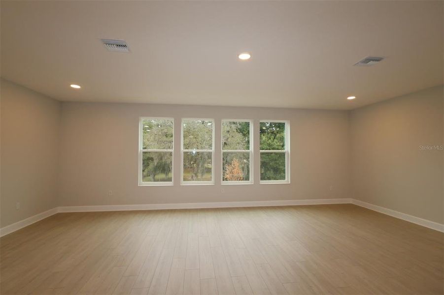 Spacious, unfurnished interior of a new home in Willow Run, Apopka (Image 14).