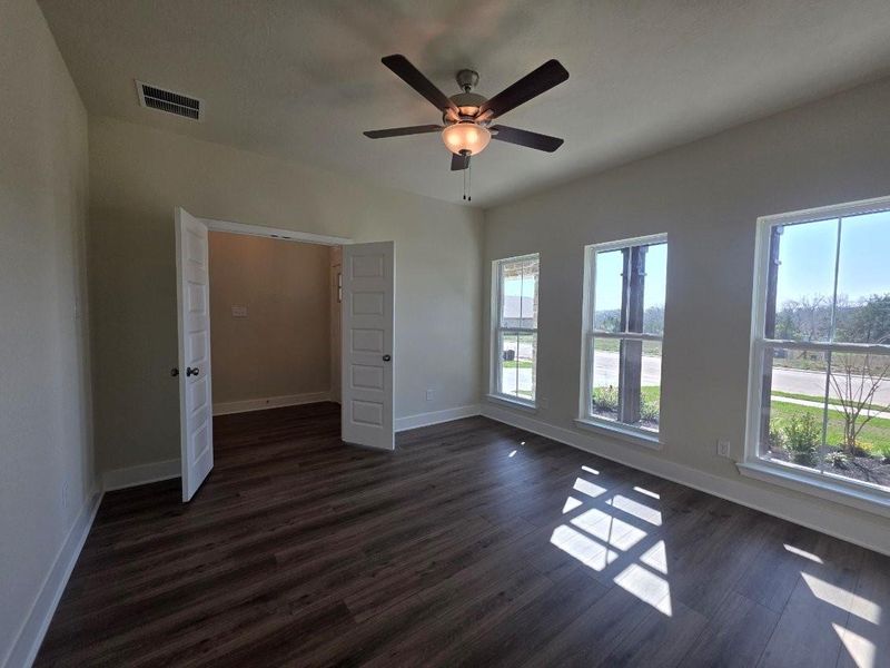 Spacious, unfurnished interior of a new home in , Brenham (Image 13).