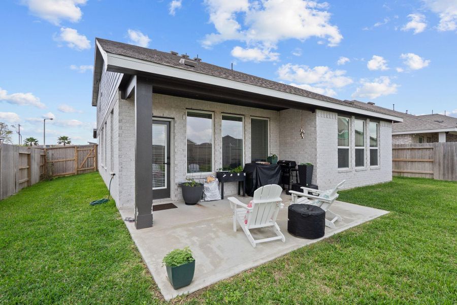 Exterior details and patio area of a home in Lago Mar, Texas City (Image 3).