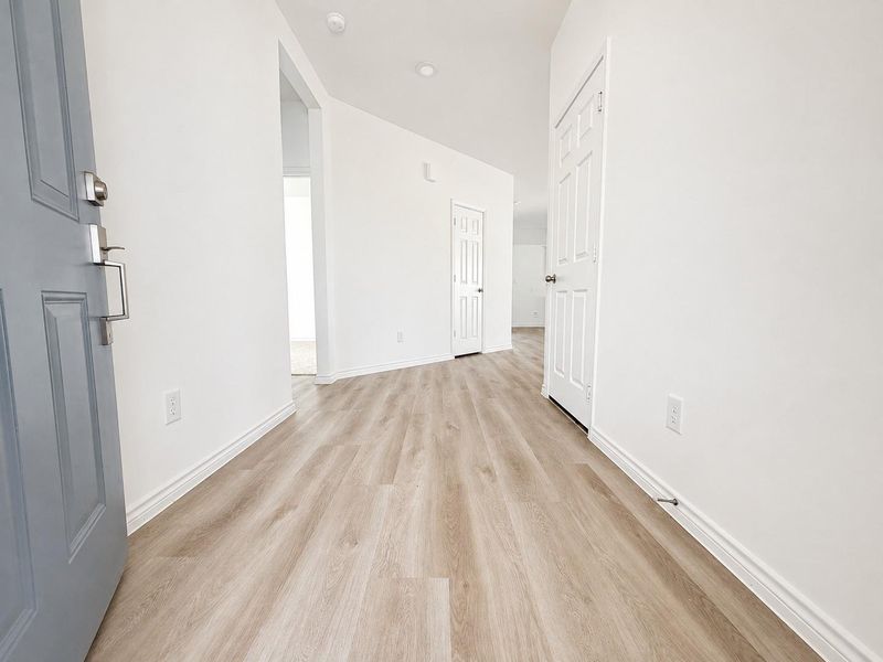 Spacious, unfurnished interior of a new home in , Dayton (Image 7).
