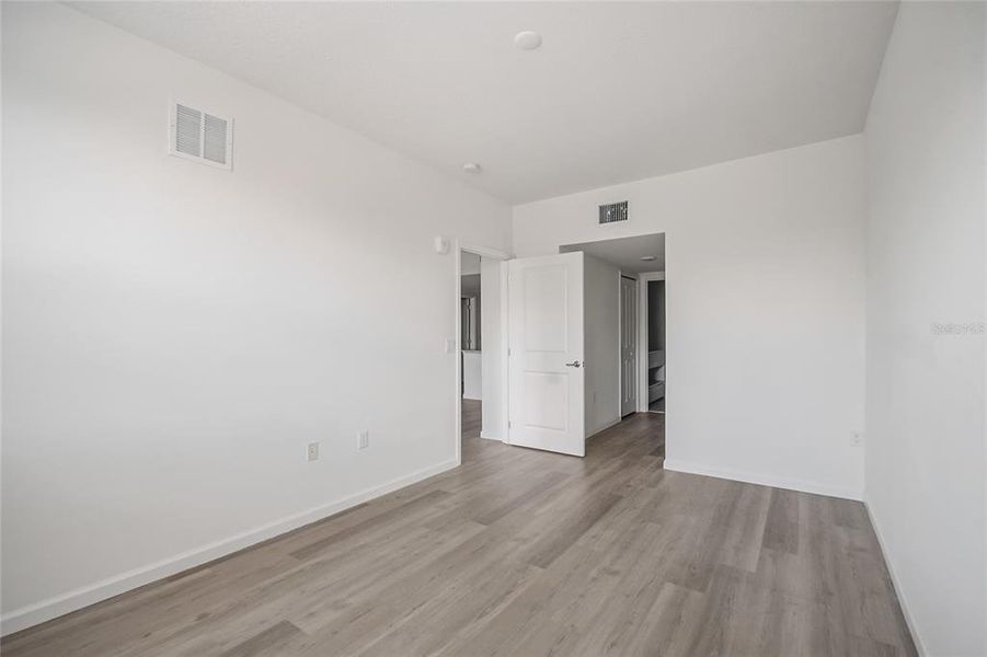 Spacious, unfurnished interior of a new home in , Orlando (Image 28).