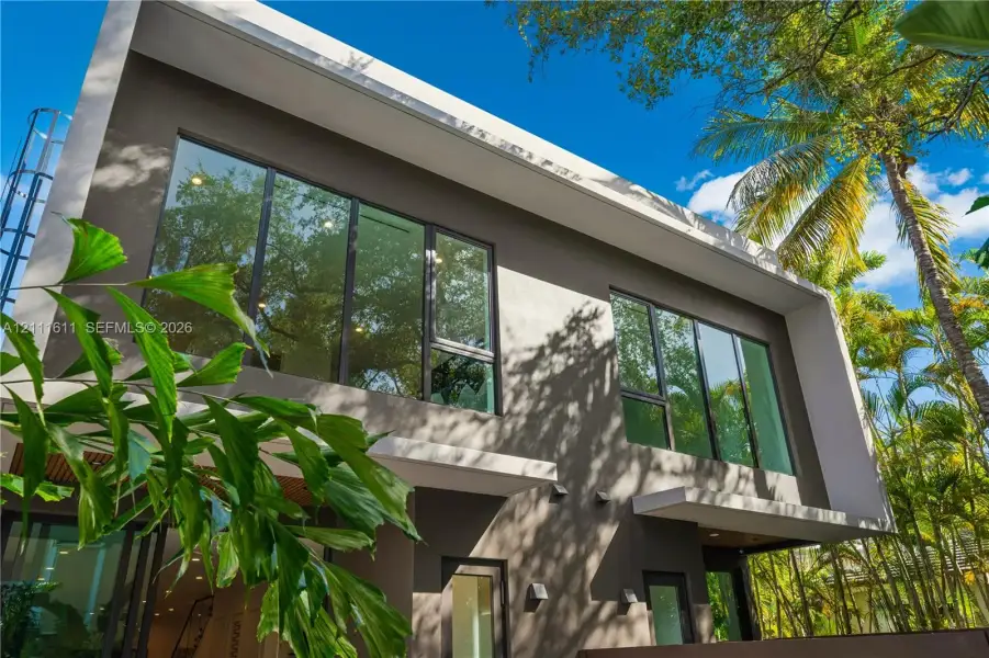 Condo located in Miami, FL showcasing its design and architecture (Image 4). Condo located in Miami, FL showcasing its design and architecture (Image 4).