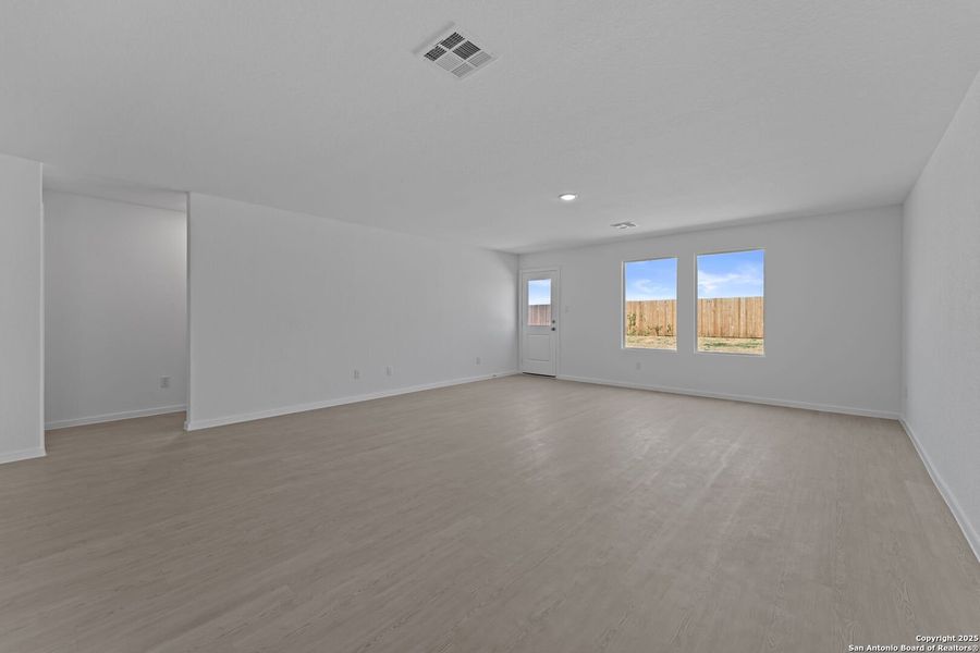Spacious, unfurnished interior of a new home in Lodi Grove, Floresville (Image 17).