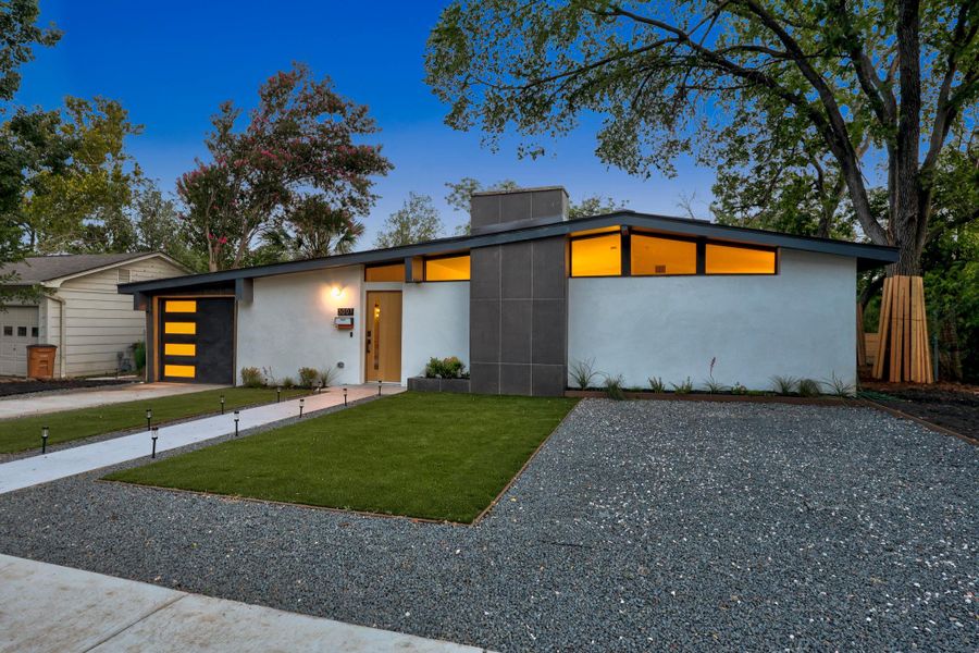 Front yard features a flexible space for play, gardening or additional sitting srea Front yard features a flexible space for play, gardening or additional sitting srea