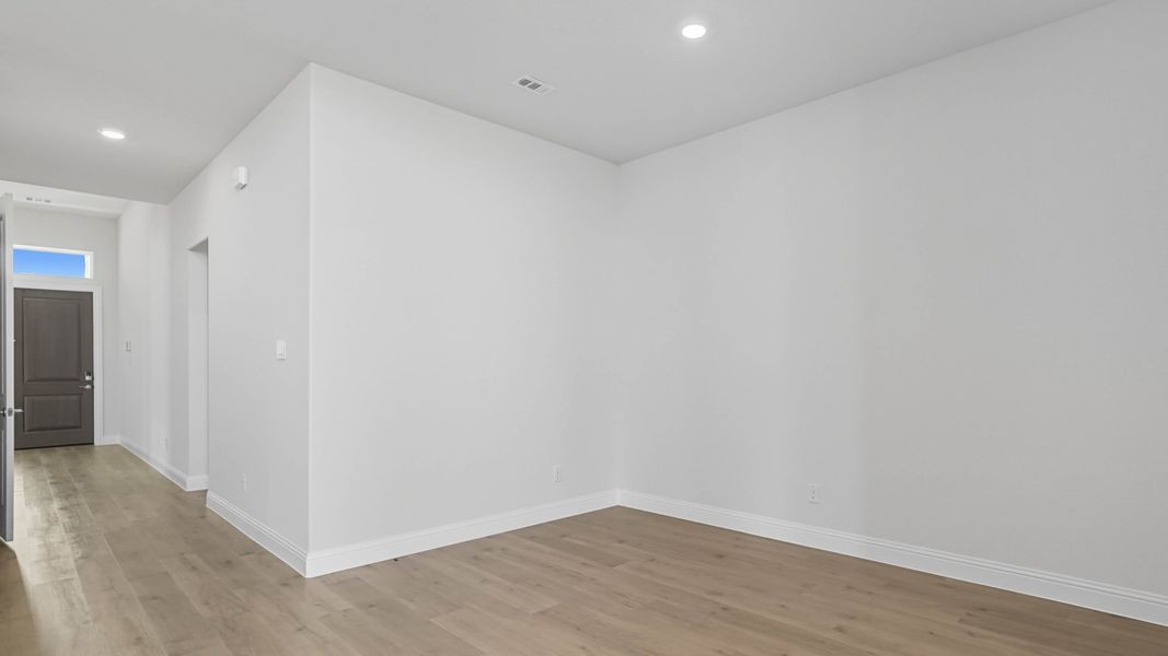 Spacious, unfurnished interior of a new home in Peachtree Meadows, Rockwall (Image 15).