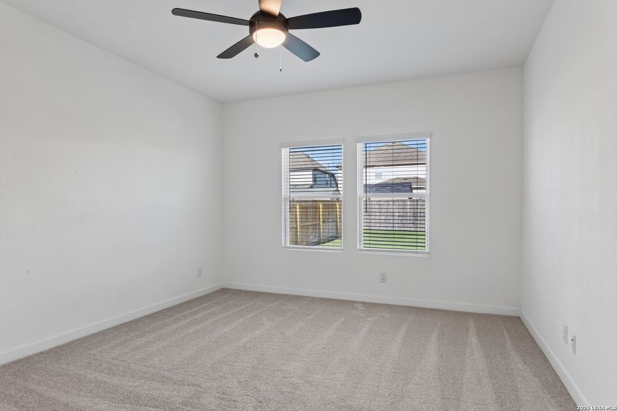 Spacious, unfurnished interior of a new home in Nopal Valley, San Antonio (Image 20).