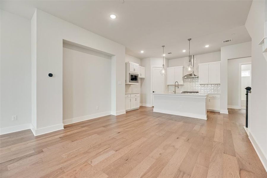 Spacious, unfurnished interior of a new home in Collin Creek, Plano (Image 9).