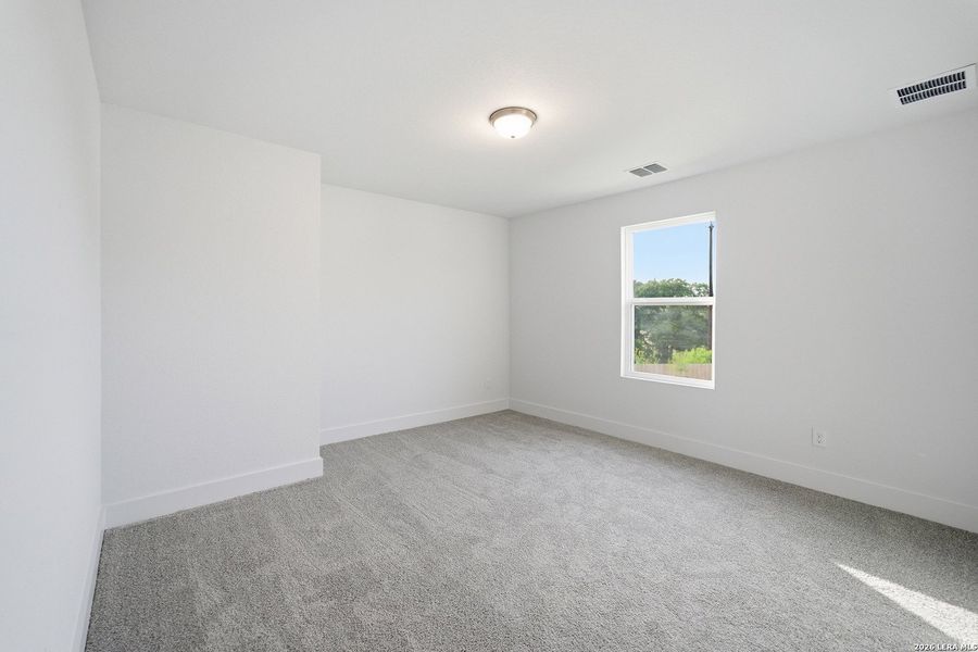 Spacious, unfurnished interior of a new home in Garden Grove, San Antonio (Image 20).