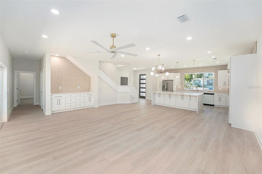 Spacious, unfurnished interior of a new home in , Largo (Image 29).