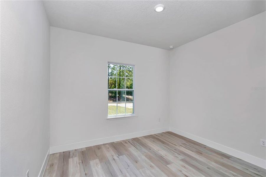 Spacious, unfurnished interior of a new home in , Citrus Springs (Image 9).