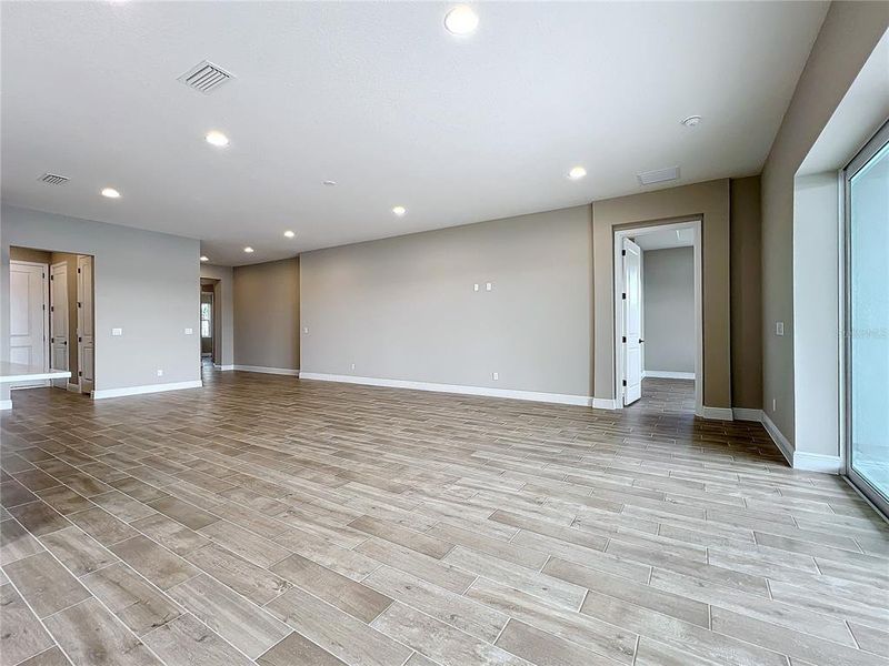 Spacious, unfurnished interior of a new home in Watercolor Place, Bradenton (Image 58).