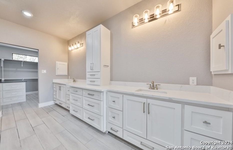 Furnished interior view inside a new home in , Bandera (Image 11).