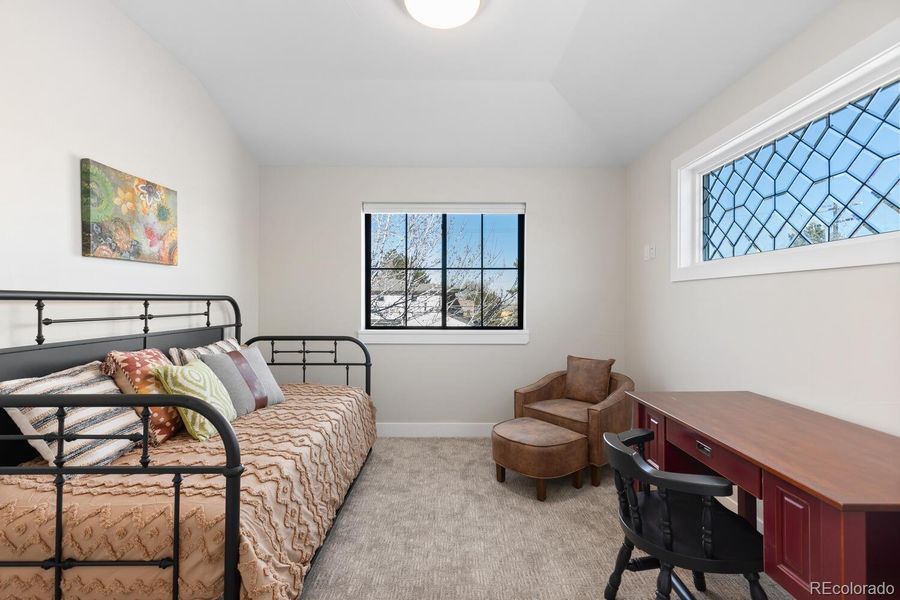 Secondary bedroom with beveled glass window Secondary bedroom with beveled glass window