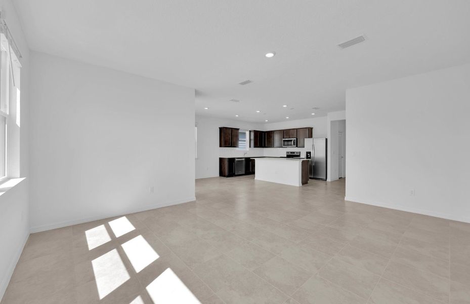 Spacious, unfurnished interior of a new home in Hyland Trail, Green Cove Springs (Image 15).