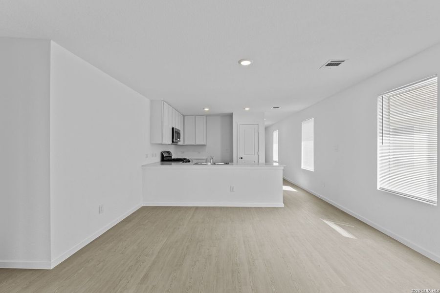 Spacious, unfurnished interior of a new home in Spring Grove, St. Hedwig (Image 11).