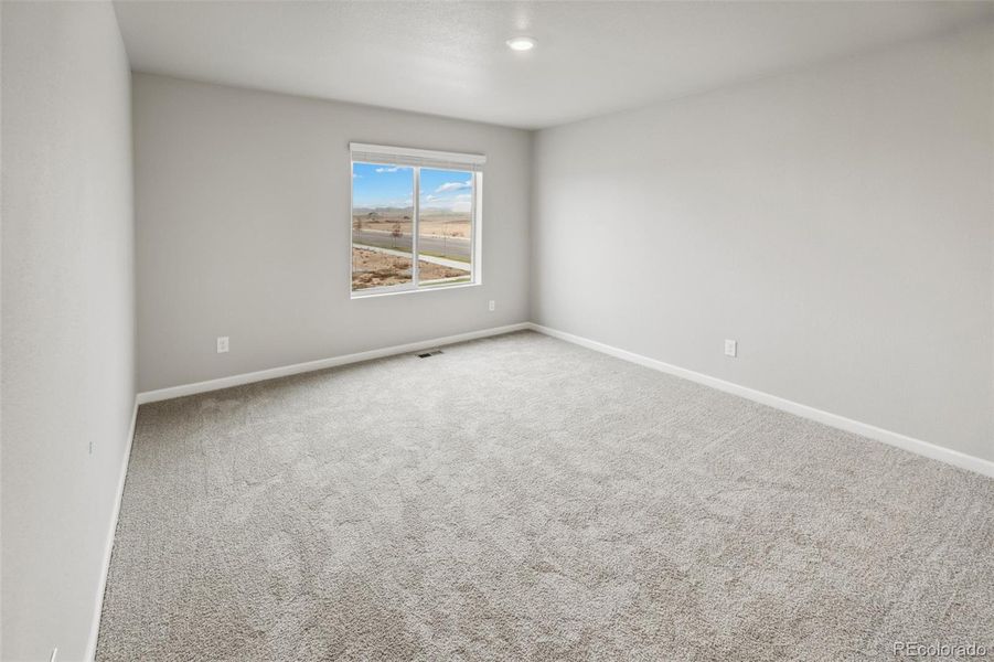 Spacious, unfurnished interior of a new home in Cottonwood Greens, Fort Lupton (Image 12).