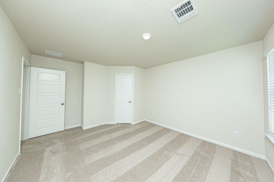 Spacious, unfurnished interior of a new home in Bammel Oaks, Houston (Image 12).