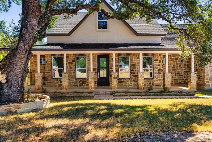 Exterior details and patio area of a home in , Canyon Lake (Image 3).