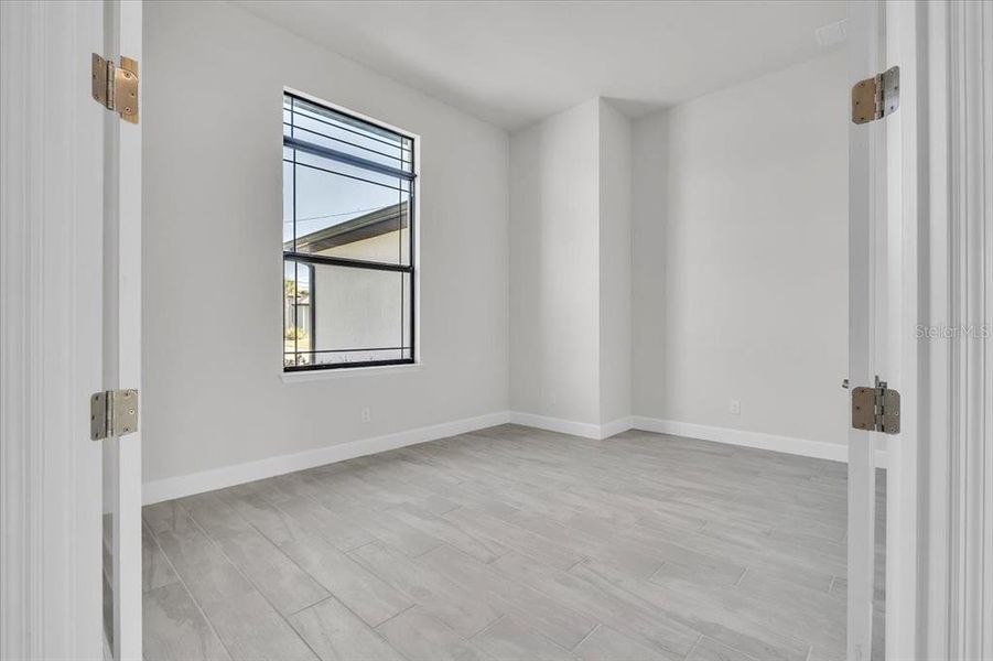 Spacious, unfurnished interior of a new home in , Cape Coral (Image 31).