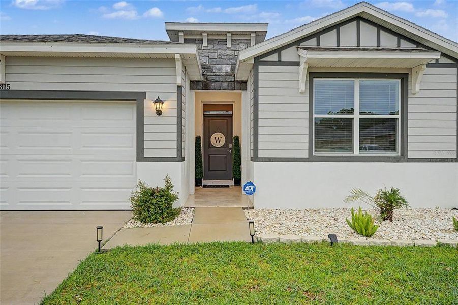 Exterior details and patio area of a home in Abbott Park, Zephyrhills (Image 27).