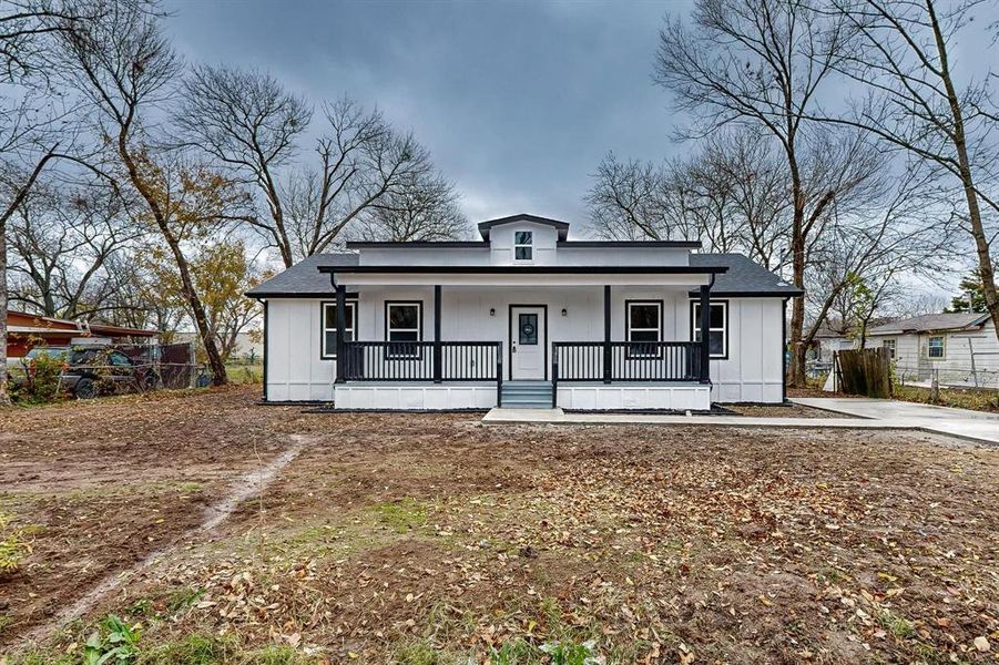 View of front of house featuring a porch