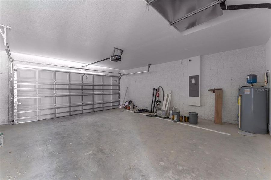 Spacious, unfurnished interior of a new home in , Citrus Springs (Image 31).