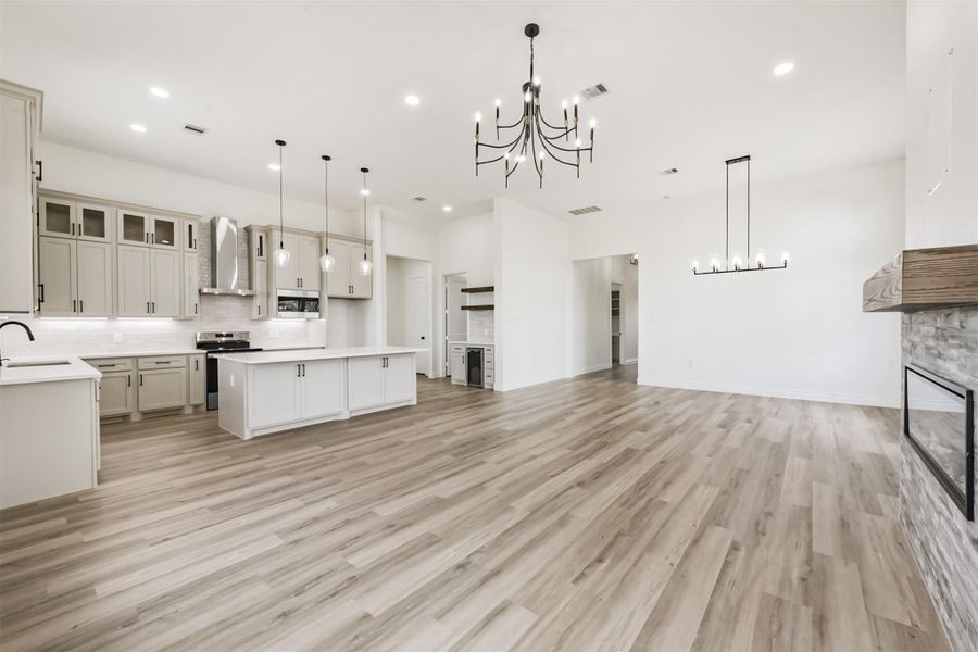 Spacious, unfurnished interior of a new home in , Angleton (Image 13).
