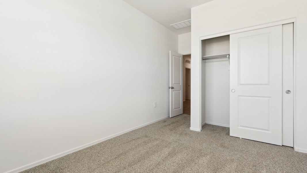 Spacious, unfurnished interior of a new home in Rio Rancho Estates, Wittmann (Image 24).