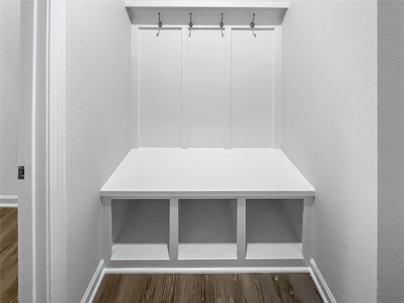 Spacious, unfurnished interior of a new home in Sierra Vista, Iowa Colony (Image 15).