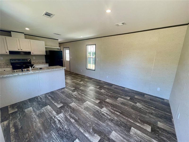 Spacious, unfurnished interior of a new home in , Ocala (Image 20).
