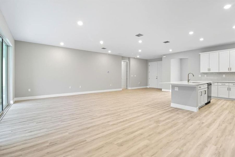 Spacious, unfurnished interior of a new home in , Homosassa (Image 27).