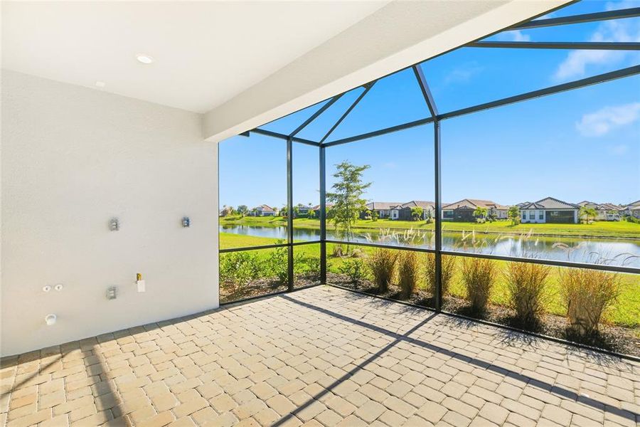 Exterior details and patio area of a home in , Bradenton (Image 3).