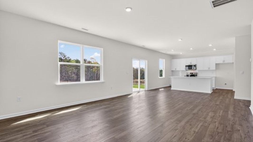 Spacious, unfurnished interior of a new home in Shahbain Reserve, Raeford (Image 18).