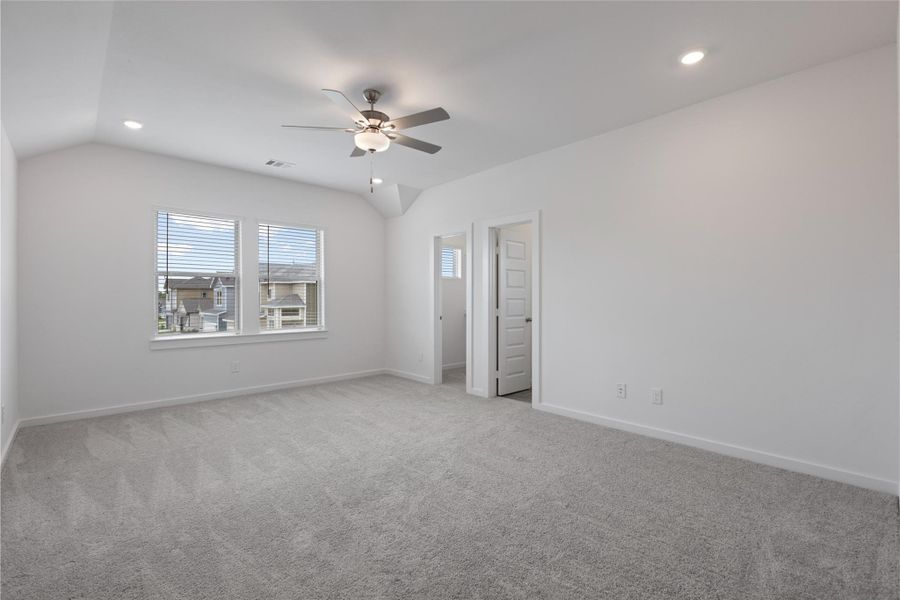 Spacious, unfurnished interior of a new home in Glendale Lakes, Rosharon (Image 23).