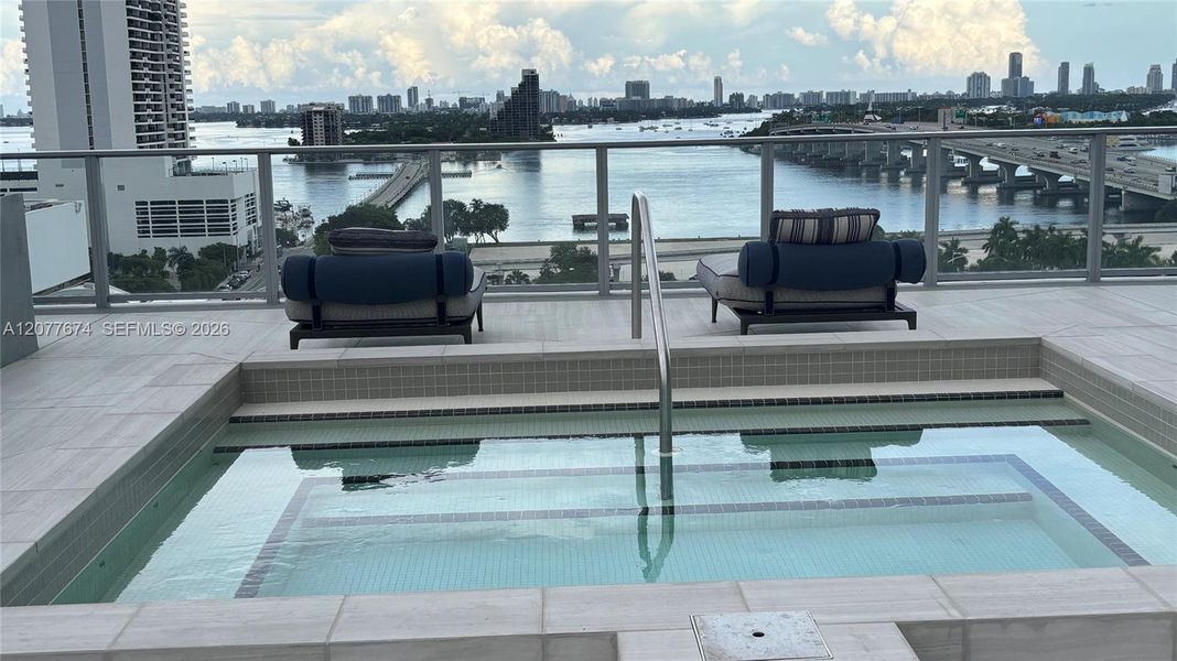 11th-Floor Hot Tub with Panoramic Biscayne Bay Views 11th-Floor Hot Tub with Panoramic Biscayne Bay Views