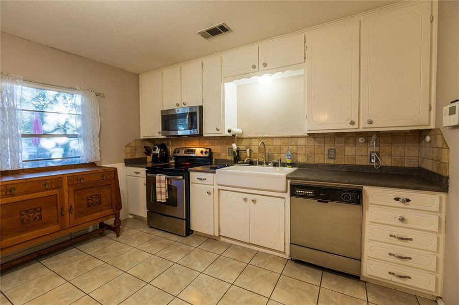 Furnished interior view inside a new home in , Burleson (Image 3).