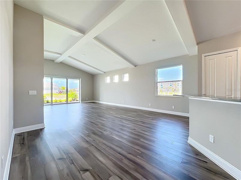 Spacious, unfurnished interior of a new home in Watercolor Place, Bradenton (Image 27).
