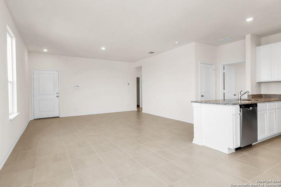 Spacious, unfurnished interior of a new home in Knox Ridge, Converse (Image 11).