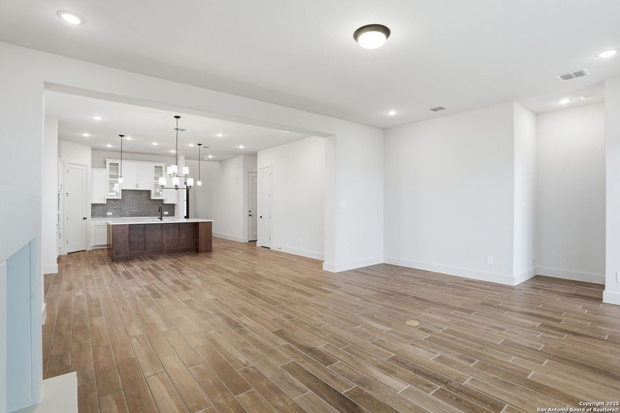 Spacious, unfurnished interior of a new home in Haby Hill 50s, San Antonio (Image 21).