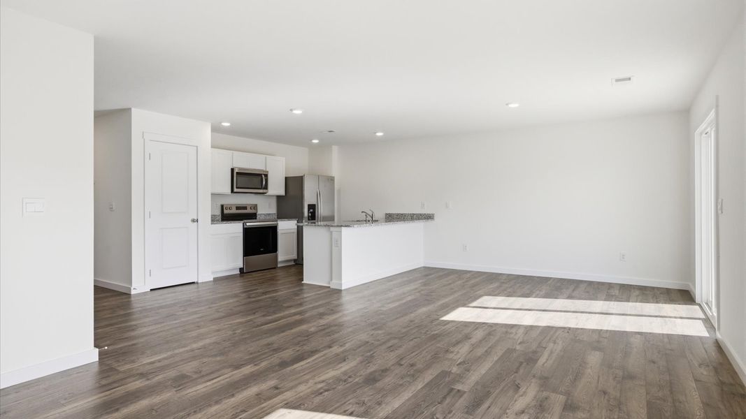 Spacious, unfurnished interior of a new home in Emory Creek, Harriman (Image 27).