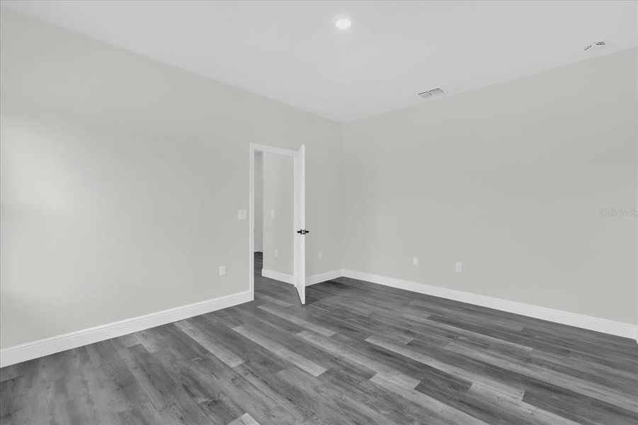Spacious, unfurnished interior of a new home in , Ocala (Image 26).