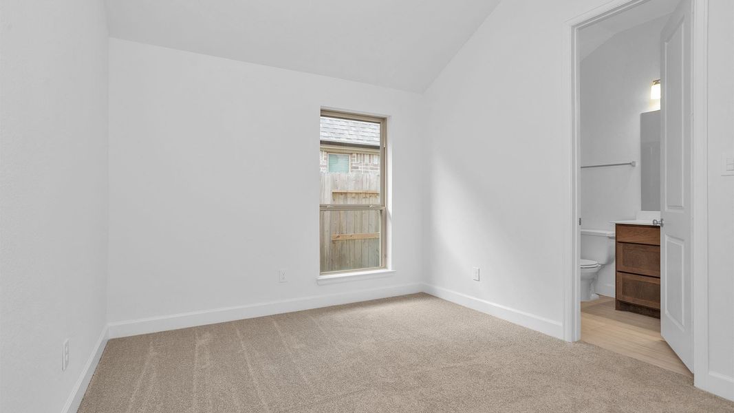 Spacious, unfurnished interior of a new home in Sienna, Missouri City (Image 9).