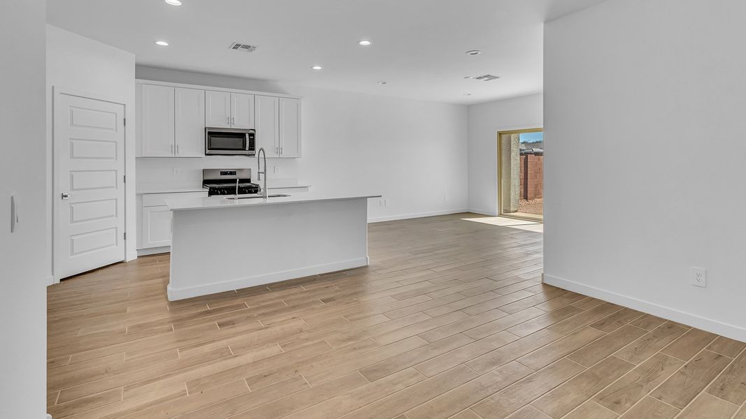 Spacious, unfurnished interior of a new home in The Oasis at Rocking K, Vail (Image 19).