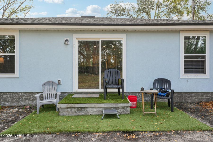 Exterior details and patio area of a home in , Jacksonville (Image 4).
