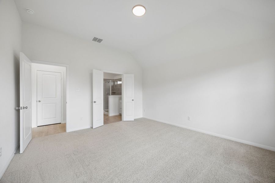 Spacious, unfurnished interior of a new home in Riviera Pines, Huffman (Image 23).
