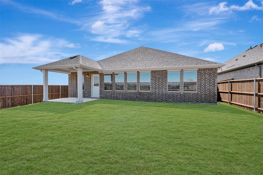 Exterior details and patio area of a home in Lane Ranch, Sanger (Image 26).