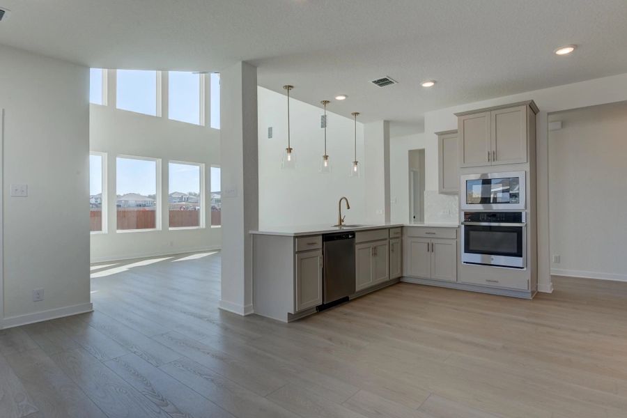 Kitchen, Breakfast, & Family